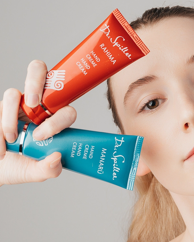 Manaru & Rahima Handcreme mit lachender Frau