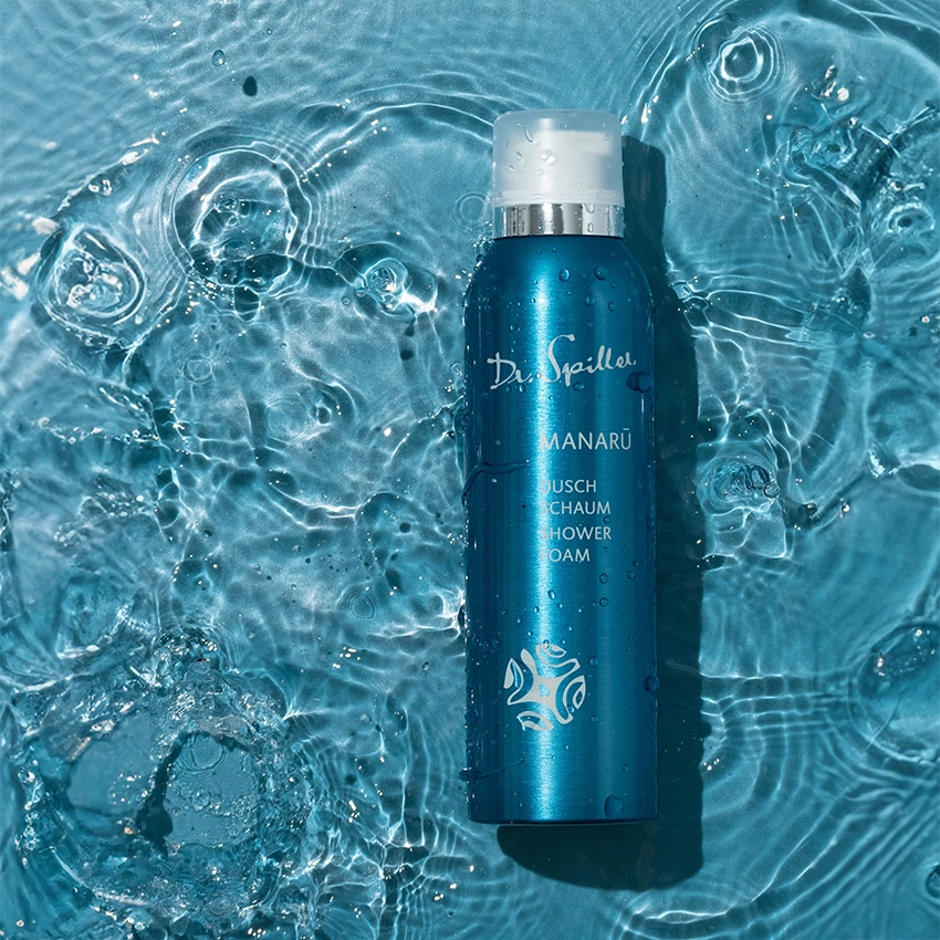 MANARU Duschschaum liegt im klarem Wasser