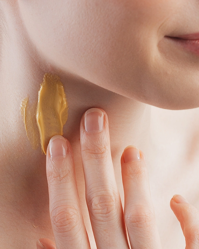 Anwendung der Hals und Dekollete Pflege