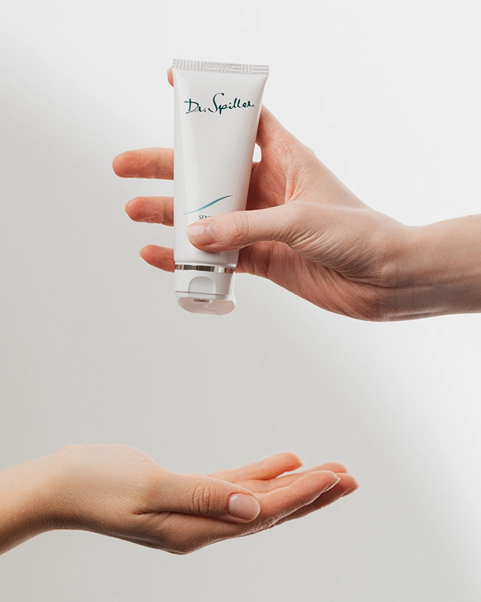 Auftragen der Hautpflege auf der Hand