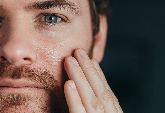 Application of the face serum for men