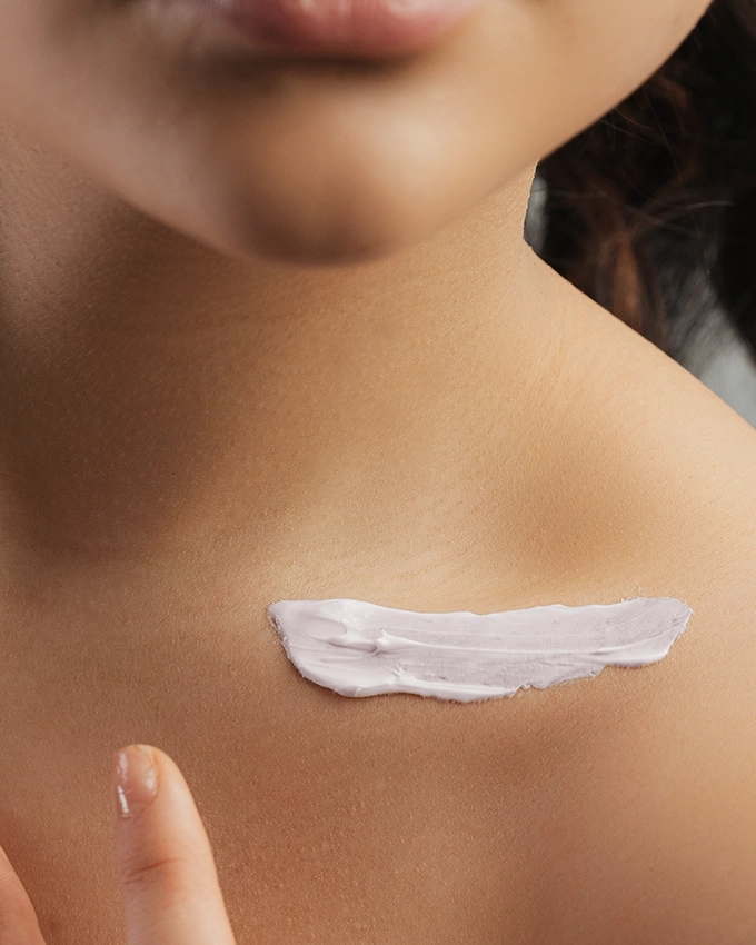 Hals und Dekollete Pflege wird am Dokellette aufgetragen