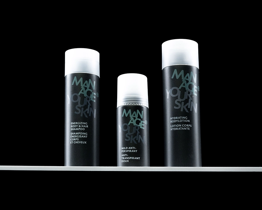 Drei Manage Your Skin Produkte minimalistisch inszeniert