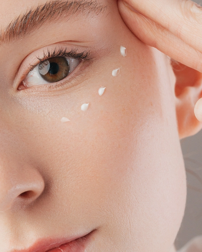 Peptide Performance eye care in use