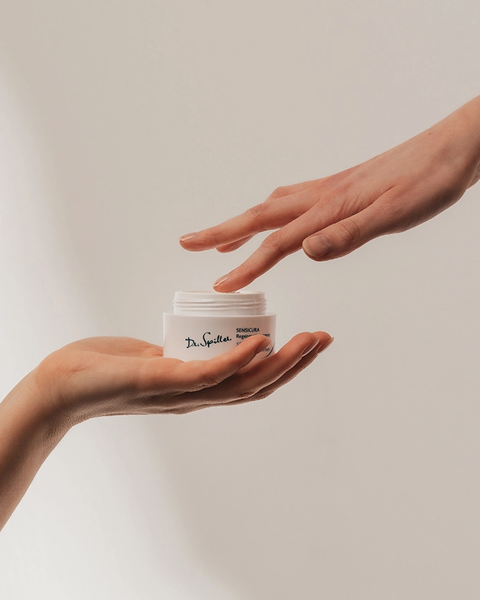 Dosing the face cream from the jar