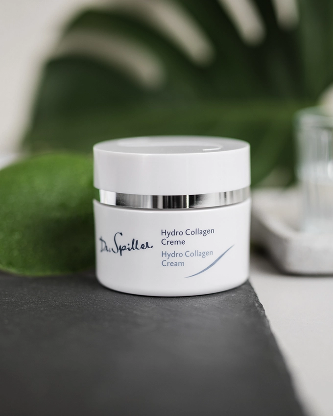 Dr. Spiller Hyrdo Collagen Creme Tiegel stillvoll inszeniert