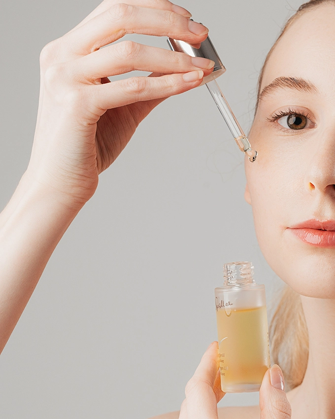 Argan oil deluxe is applied to the skin with a pipette
