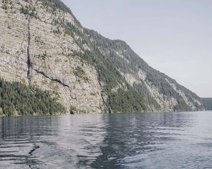Bergsee bei stillem Wasser