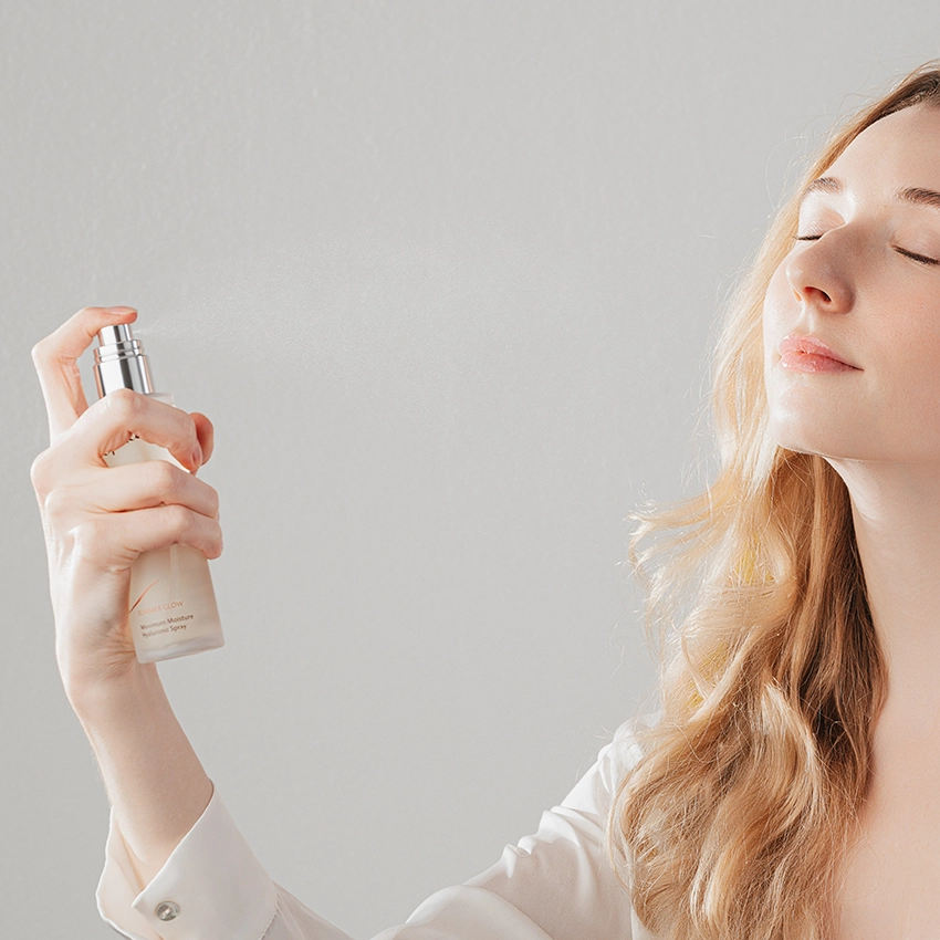 Maximum Moisture Hyaluronic Spray wird auf Gesicht von Frau aufgesprüht