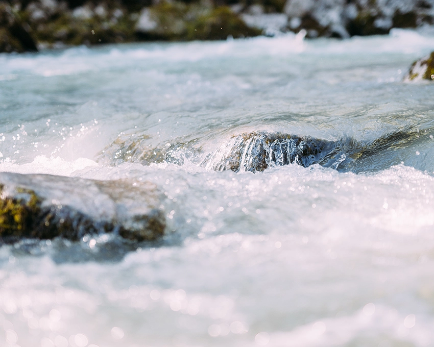 Strongly flowing water over rocks