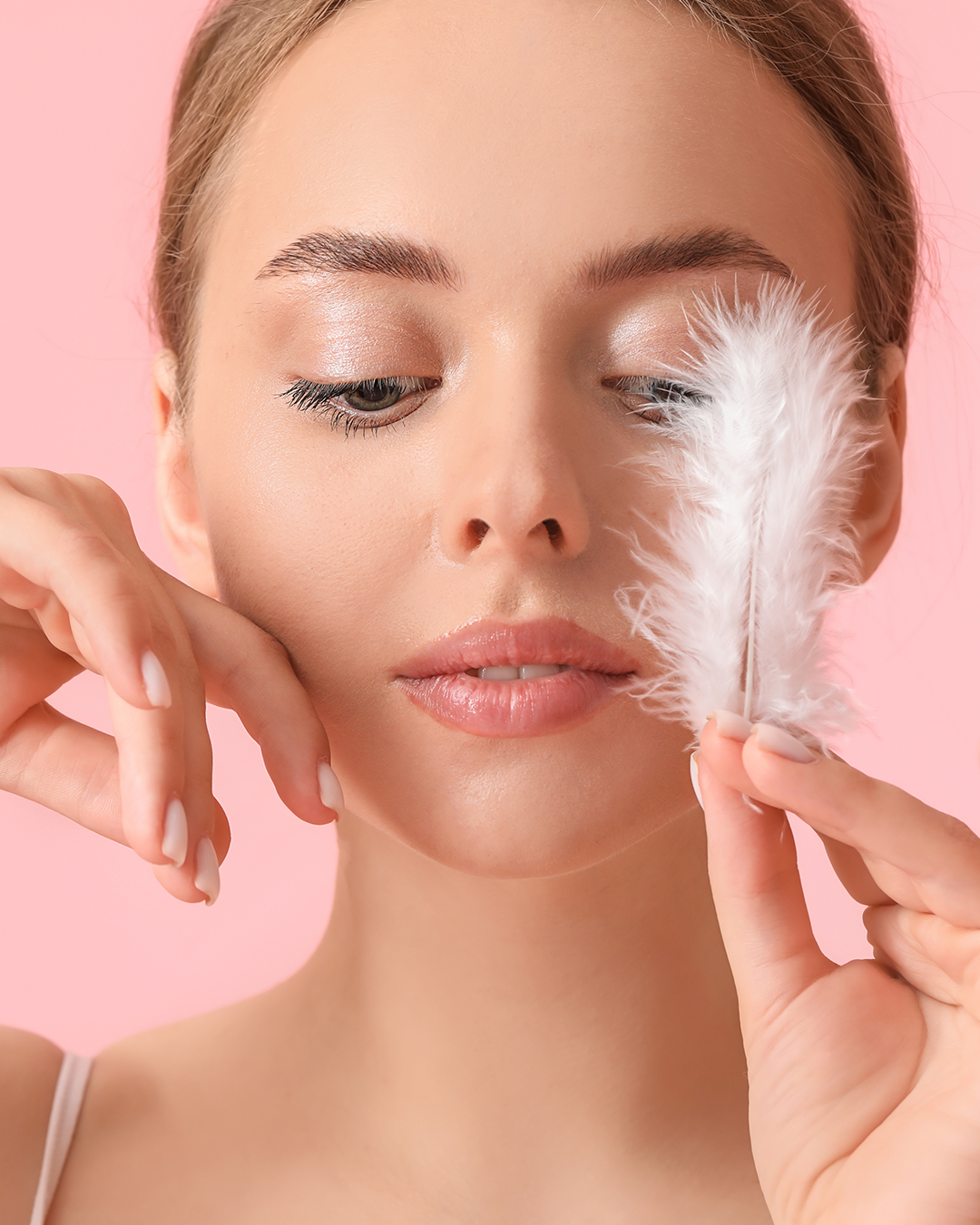 Frau mit Feder in der Hand