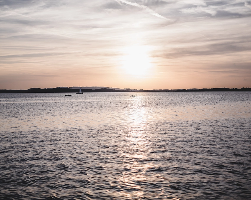 Sonnenuntergang über ruhigem Wasser