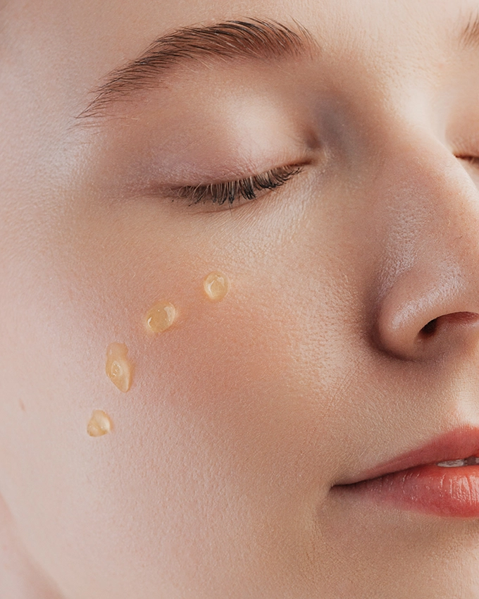 Dotted application of an eye cream