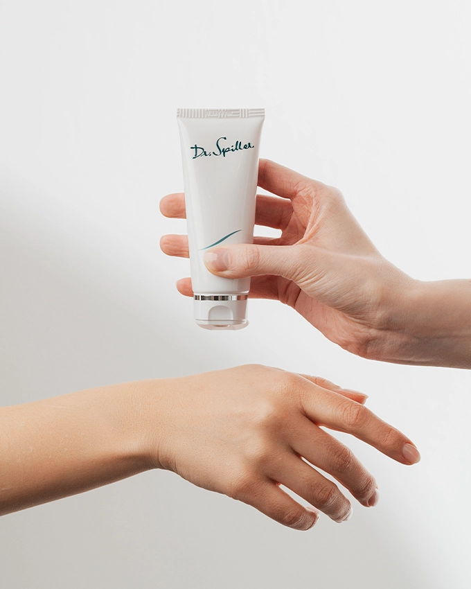 Plantoceuticals Tube wird auf Hand dosiert