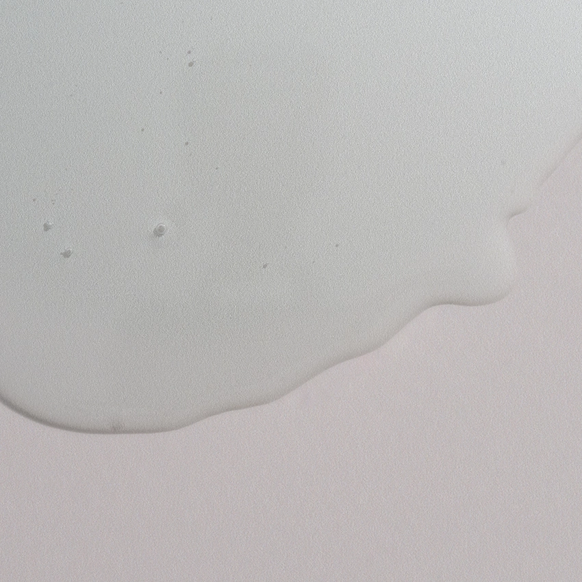 Nahaufnahme Textur - leicht bläuliches, transparentes Tonic