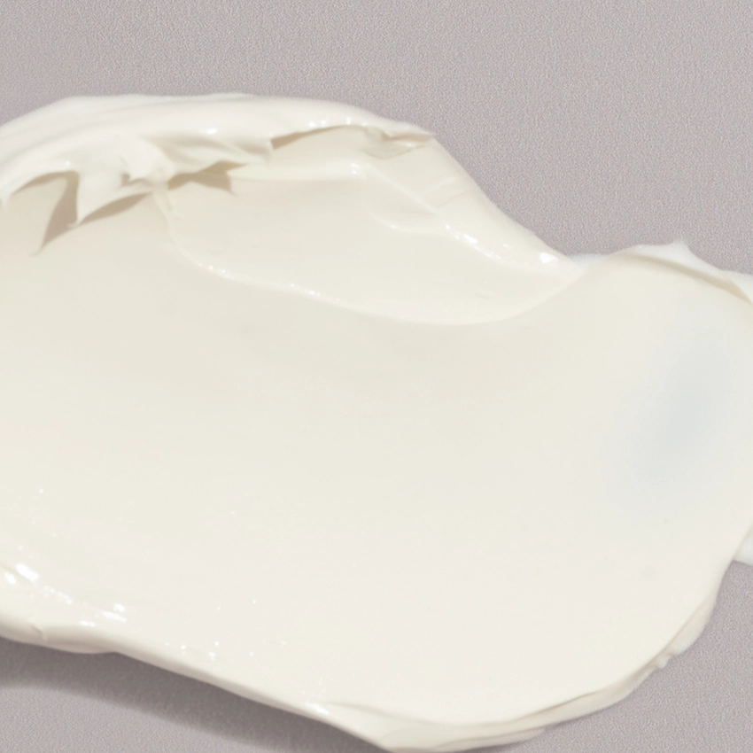 Close-up texture - slightly yellowish cream