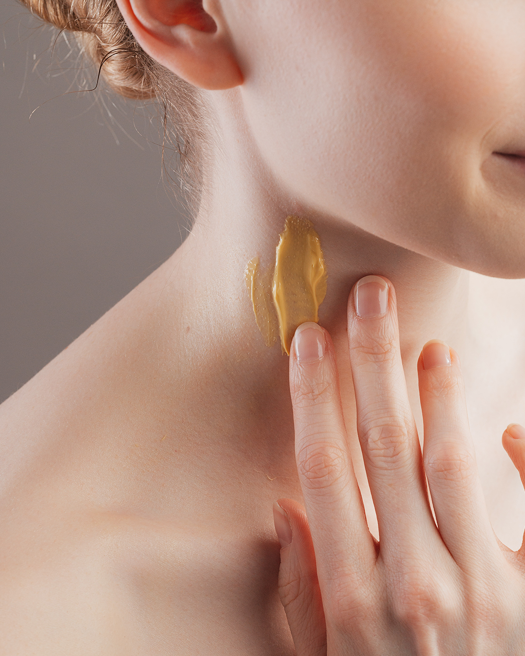 frau mit creme am hals