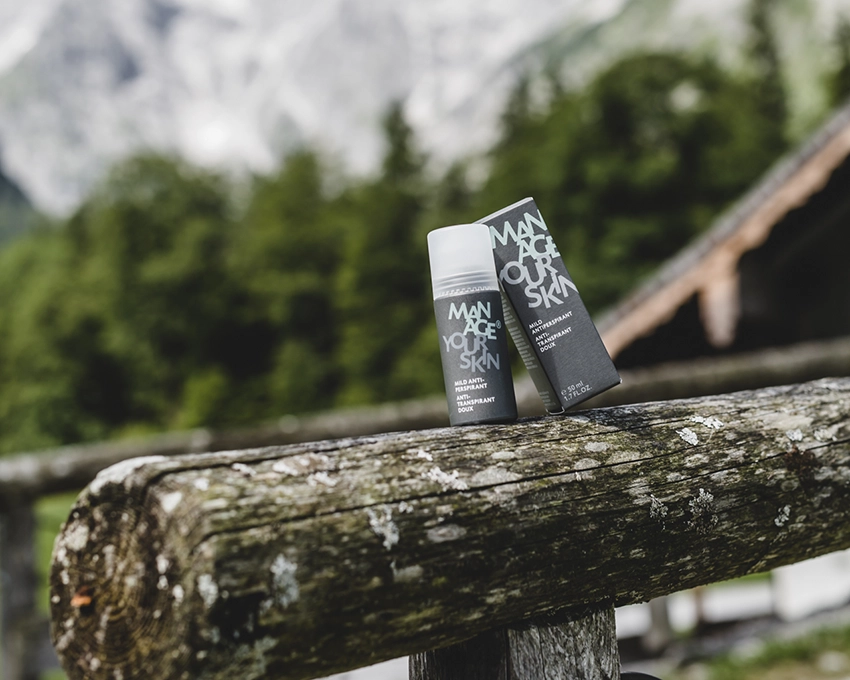Mild Antiperspirant Pumpspender mit Verpackung auf einem Holzgelände