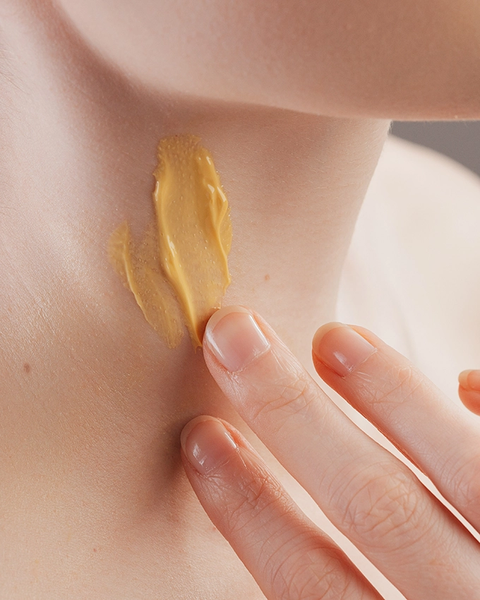 Anwendung der Hals und Dekollete Pflege