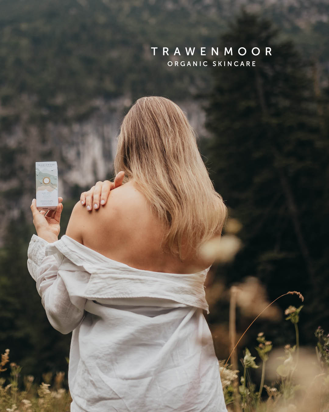 Frau hält Trawenmoor Hautpflege in der Natur