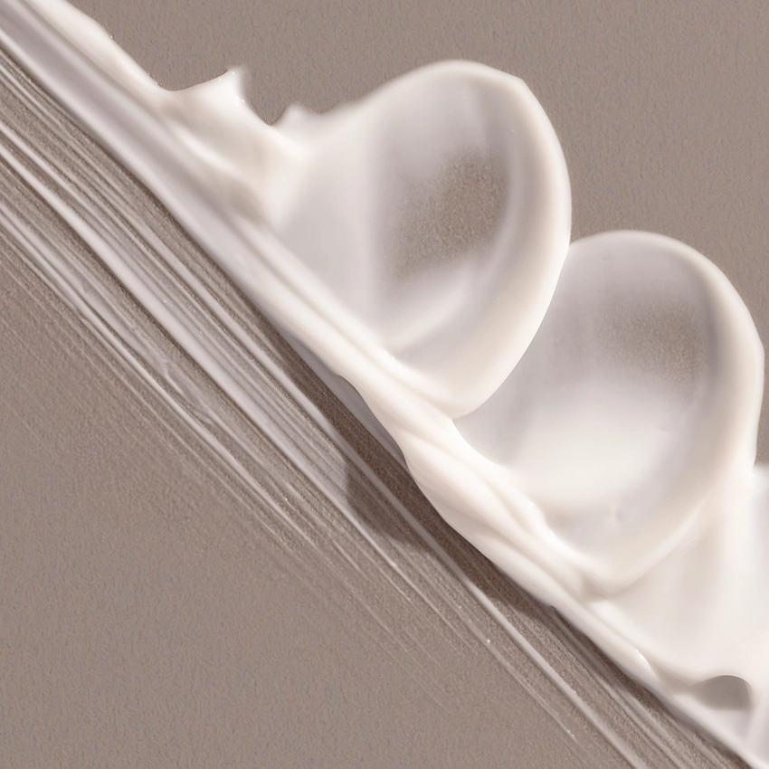 Close-up texture - Activating Age Repair Complex white cream texture