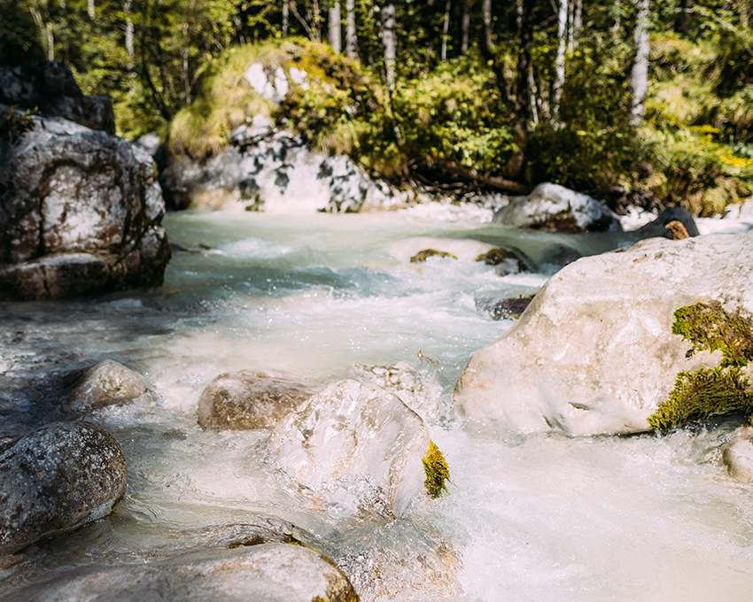 Fließendes Wasser im Gebirgsbach in der Natur