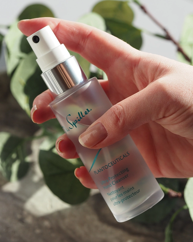 Plantoceuticals Handreinigungs Spray wird angewendet