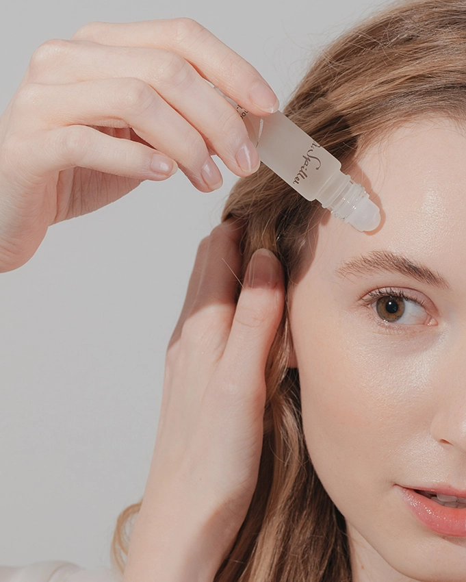 Acnoderm Roll-On wird auf Haut von Frau aufgetragen